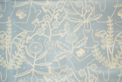 鹿児島睦花柄レリーフプレート①白 りすの花器[dieci（ディエチ）]En Liten Van (Fox)鹿児島睦-ならの実